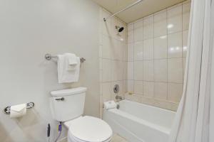 Bayside at Sandestin 6681 في ديستين: حمام ابيض مع مرحاض ودش