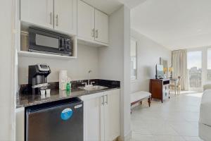 Bayside at Sandestin 6681 في ديستين: مطبخ مع حوض وميكروويف