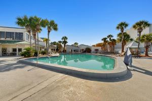 Bayside at Sandestin 6681 في ديستين: حمام سباحة في وسط شارع به أشجار نخيل