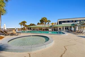 Bayside at Sandestin 6681 في ديستين: حمام سباحة مع كراسي ومبنى +8 صور