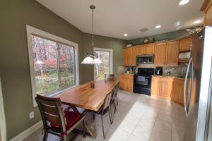 una grande cucina con tavolo e sedie in legno di Mountain View Villa a Lake Lure