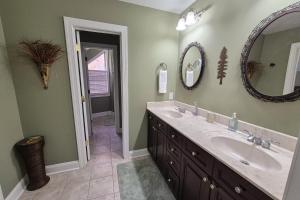 un bagno con lavandino e specchio di Mountain View Villa a Lake Lure Altre 24 foto