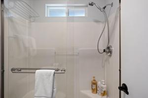 ein Badezimmer mit Dusche mit Glastür in der Unterkunft Redmond Rest in Redmond + 33 Fotos