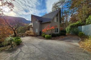 una casa con un vialetto nel bosco di Mountain View Villa a Lake Lure