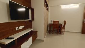 Televiisor ja/või meelelahutuskeskus majutusasutuses Lavender Airport suite