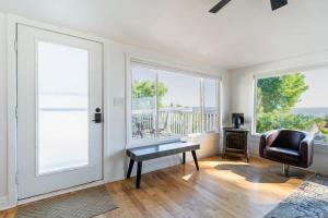 Χώρος καθιστικού στο Orca Haven - 2BR with Scenic Views in Richmond Beach +28 φωτογραφίες