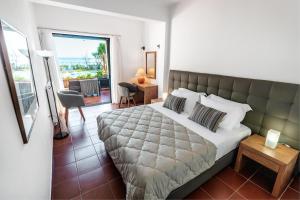 Postel nebo postele na pokoji v ubytování Barbati Beachfront - Pool Villa