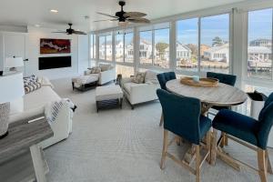 una sala de estar con una mesa y sillas en Keen-Wik on the Bay --- 38355 Hickory Ln, en Bayville