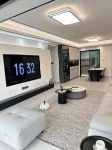 a living room with a clock on the wall at Warren appart in Lomé