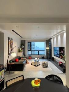 a living room with a couch and a table at Warren appart in Lomé