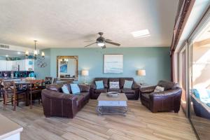 een woonkamer met leren banken en een tafel bij Sonoran Spa W101 in Campo del Medio