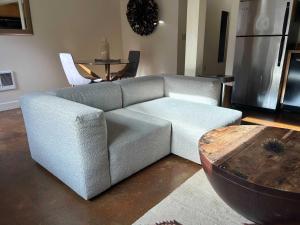 Χώρος καθιστικού στο Desert Vibe 1BR in SE PDX - Local Bars & Food