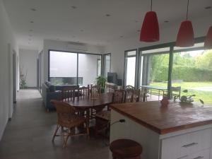 une cuisine et une salle à manger avec une table et des chaises dans l'établissement Muana Escobar, à Belén de Escobar