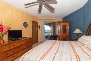 een slaapkamer met een bed en een plafondventilator bij Sonoran Spa W409 in Campo del Medio +6 foto's