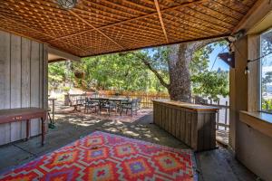 eine Außenterrasse mit einem Tisch und einem Teppich auf dem Boden in der Unterkunft Inventor's Cottage 30 Night Minimum in Underwood