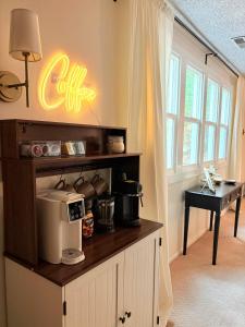 eine Küche mit einem Kaffeeschild an der Wand in der Unterkunft Cozy Apartment a few steps from The Capitol in Salt Lake City