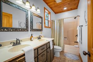 Ένα μπάνιο στο Brow Bella - Mt Views, Hot Tub & Porch +30 φωτογραφίες