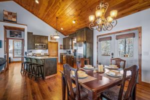 Η κουζίνα ή μικρή κουζίνα στο Brow Bella - Mt Views, Hot Tub & Porch