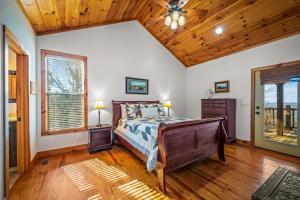 Ένα ή περισσότερα κρεβάτια σε δωμάτιο στο Brow Bella - Mt Views, Hot Tub & Porch