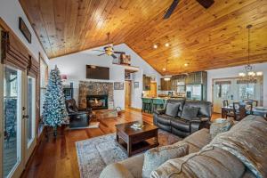 Μια τηλεόραση ή/και κέντρο ψυχαγωγίας στο Brow Bella - Mt Views, Hot Tub & Porch