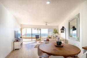 un soggiorno con tavolo e vista sull'oceano di Sonoran Spa E301 a Campo del Medio