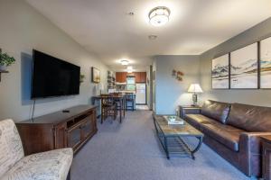 Χώρος καθιστικού στο 18 Lodge