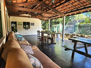un salon avec un canapé et une table dans l'établissement Pousada Refúgio Serrano, à Serra Negra