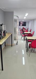 una habitación con mesas y sillas rojas y mesas y sillas en Hotel RK, en Antofagasta