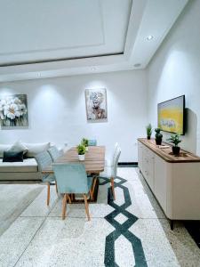 Un televizor și/sau centru de divertisment la Hotel La Casa Blanca