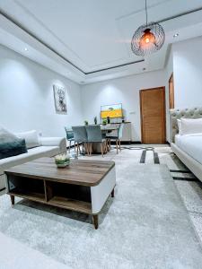 una sala de estar con un sofá y una mesa en Hotel La Casa Blanca, en Tetuán