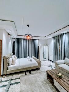 Un pat sau paturi într-o cameră la Hotel La Casa Blanca