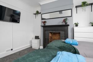 Televiisor ja/või meelelahutuskeskus majutusasutuses Cosy Grimsby House with Free Parking