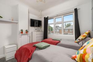 Voodi või voodid majutusasutuse Cosy Grimsby House with Free Parking toas