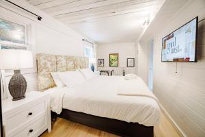 Postel nebo postele na pokoji v ubytování Big Mountain View! Hot Tub! Downtown Gatlinburg Chalet Village! AFrame! Smoky Mountain National Park! Après Chalet