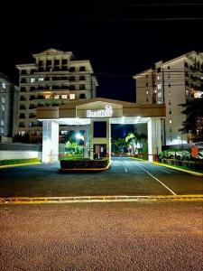 Una gasolinera Mobilico en una calle por la noche en Jaco Bay, en Jacó