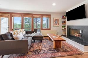 TV a/nebo společenská místnost v ubytování Seventh Mountain 1417