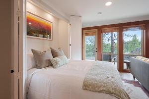 Postel nebo postele na pokoji v ubytování Seventh Mountain 1417