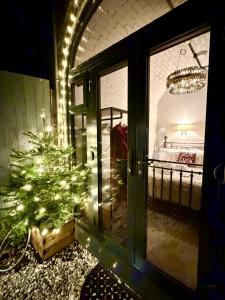 艾恩布里奇Ironbridge Tiny Hideaway的门前有灯的圣诞树