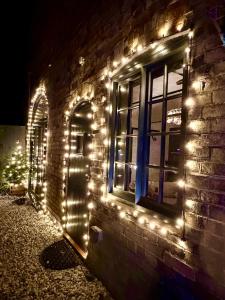 艾恩布里奇Ironbridge Tiny Hideaway的夜间侧面有灯光的建筑物