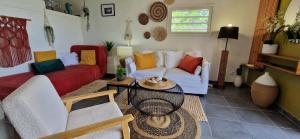 ein Wohnzimmer mit zwei Sofas und einem Tisch in der Unterkunft Le Nid De Bellemont in Trois-Rivières