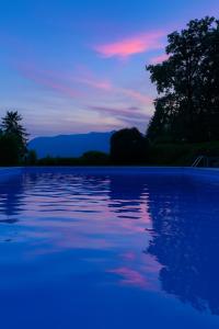 Swimmingpoolen hos eller tæt på Residenza nel Verde con Piscina Vista Monti e Lago