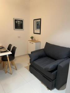 un salon avec un canapé bleu et une table dans l'établissement Espacio 48, à La Plata