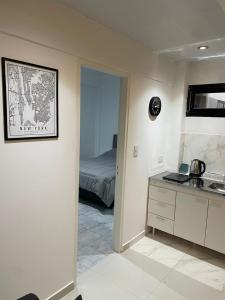 Cette chambre comprend une cuisine et un lit. dans l'établissement Espacio 48, à La Plata