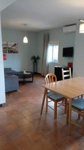ein Wohnzimmer mit Tisch und Stühlen und einer Couch in der Unterkunft Parque 20 in Ayamonte