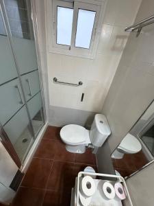 ein Badezimmer mit Toilette und Dusche in der Unterkunft Parque 20 in Ayamonte + 4 Fotos