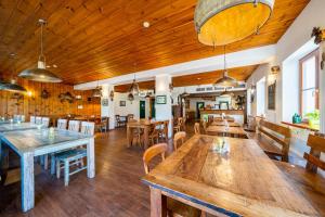 Un restaurante u otro lugar para comer en Aparthotel Mádr 22 fotos más