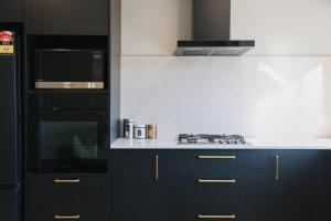 Η κουζίνα ή μικρή κουζίνα στο Heavenly Tekapo Apartment A +6 φωτογραφίες