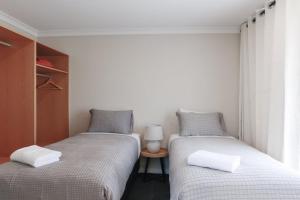 Ένα ή περισσότερα κρεβάτια σε δωμάτιο στο Heavenly Tekapo Apartment A