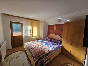 a bedroom with a large bed with a wooden headboard at La 7 Frati in Holda