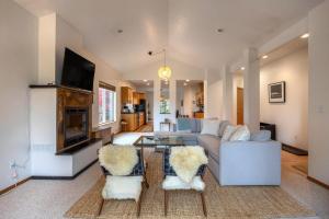 ein Wohnzimmer mit Sofa und Fernseher in der Unterkunft Slope View in Mount Hood